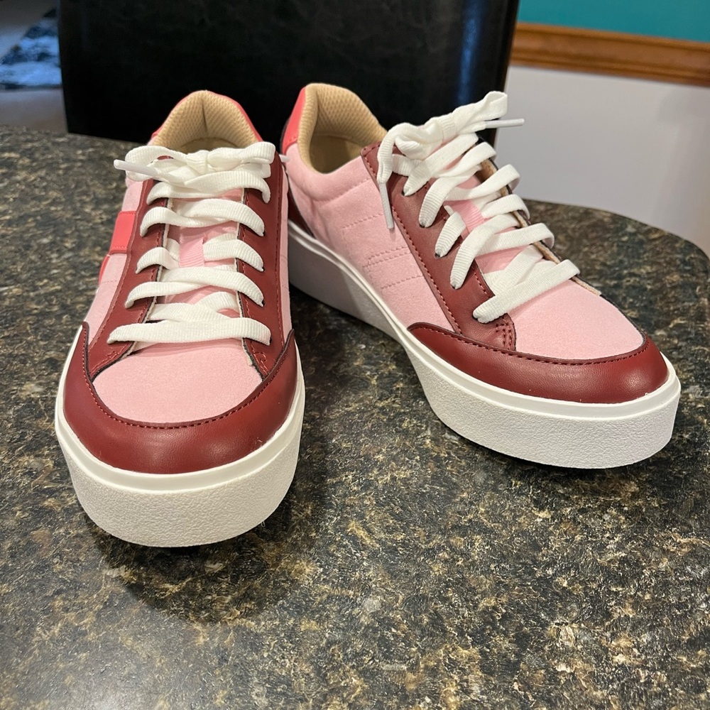 NWOT Dr. Scholl’s Women’s Madison Lace Sneaker in Cherry Cola or Redpink Size 6M